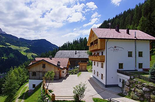 Nasze gospodarstwo polozone jest w wymarzonym slonecznym miejscu, zaledwie kilka kilometrów od Pederoa i Wengen.