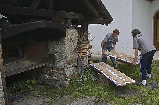 Dzisiaj piecze sie chleb.