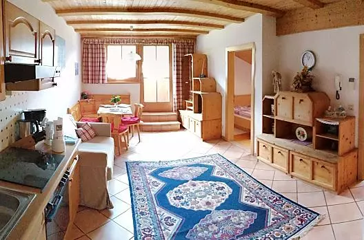 Przytulny pokój dzienny duzego mieszkania z balkonem