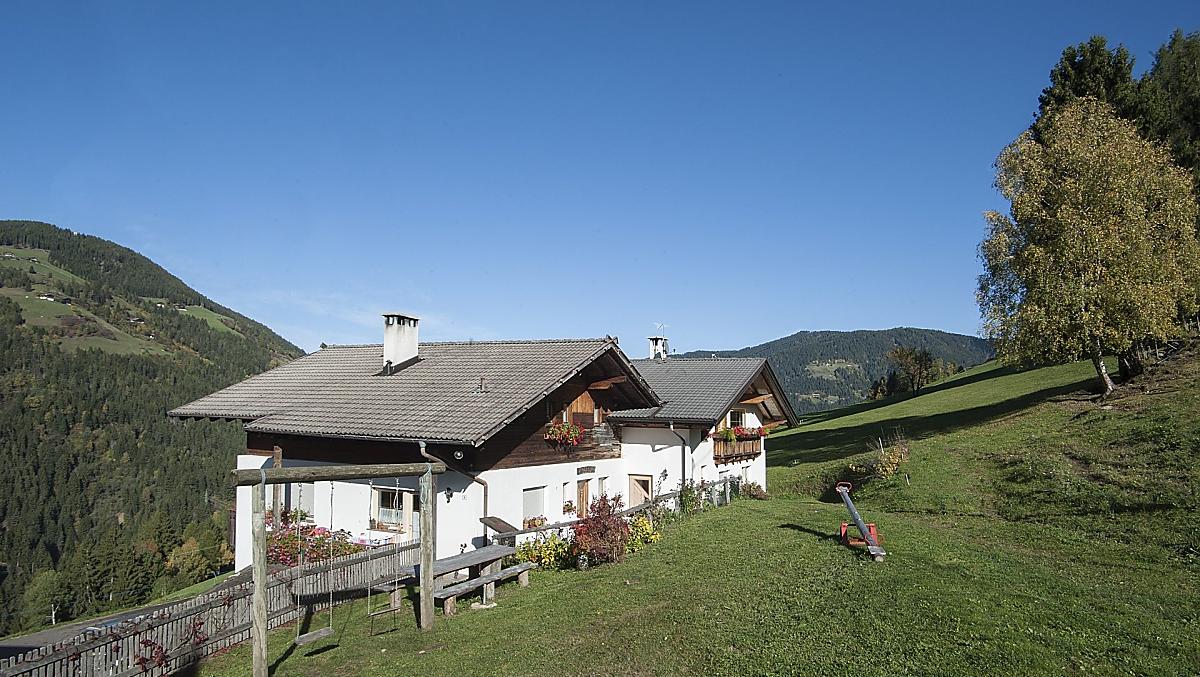 Jesien, jasne, niebieskie niebo nad Marschalkhof