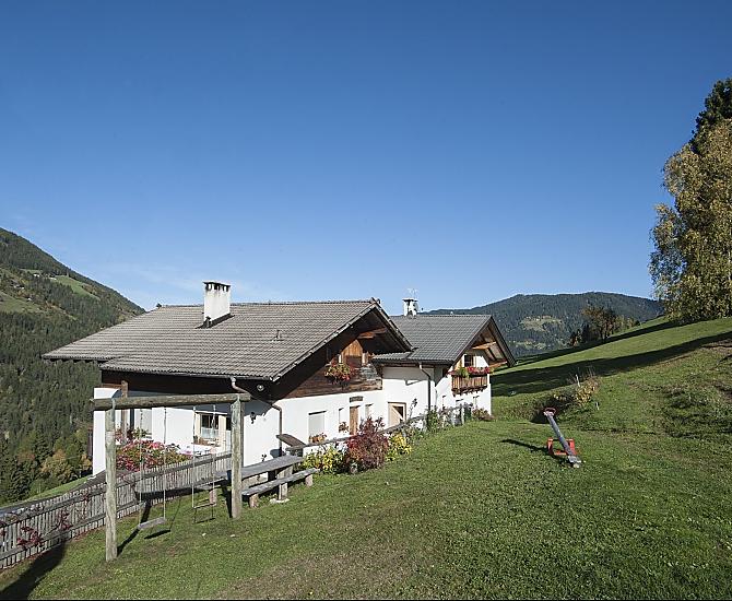Jesien, jasne, niebieskie niebo nad Marschalkhof