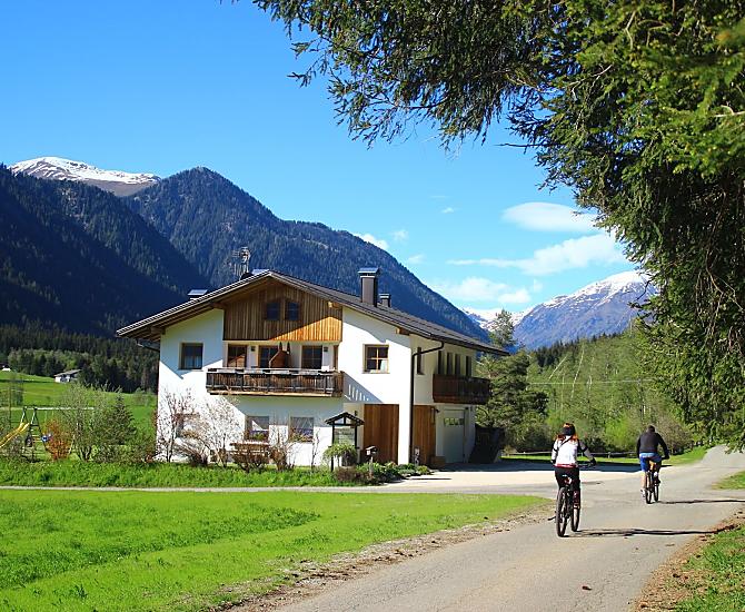 Sciezka rowerowa biegnie tuz obok Innerkohlerhof.