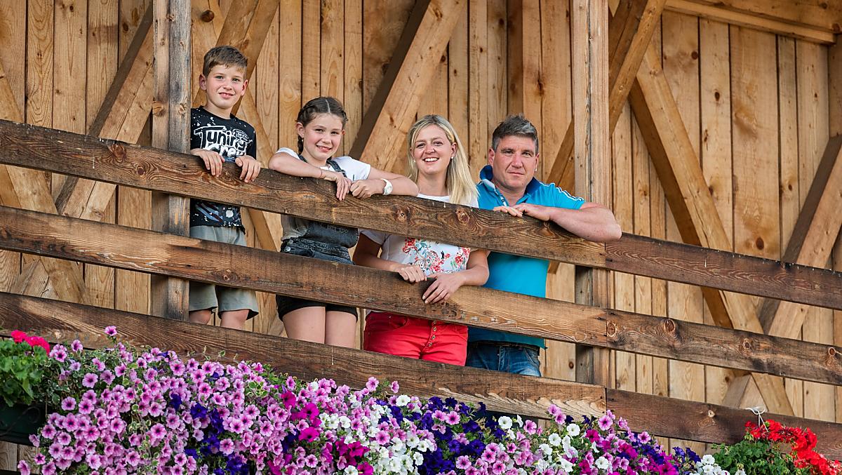 Od lewej do prawej, ciepłe powitanie od Theo, Jany, Danieli i Huberta.