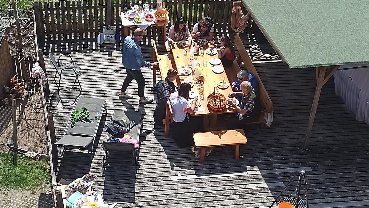 Grill z własnym mięsem i warzywami z gospodarstwa jest pyszny i taki, jaki powinien być.