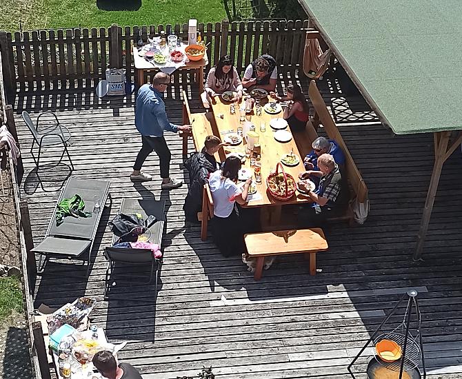 Grill z własnym mięsem i warzywami z gospodarstwa jest pyszny i taki, jaki powinien być.