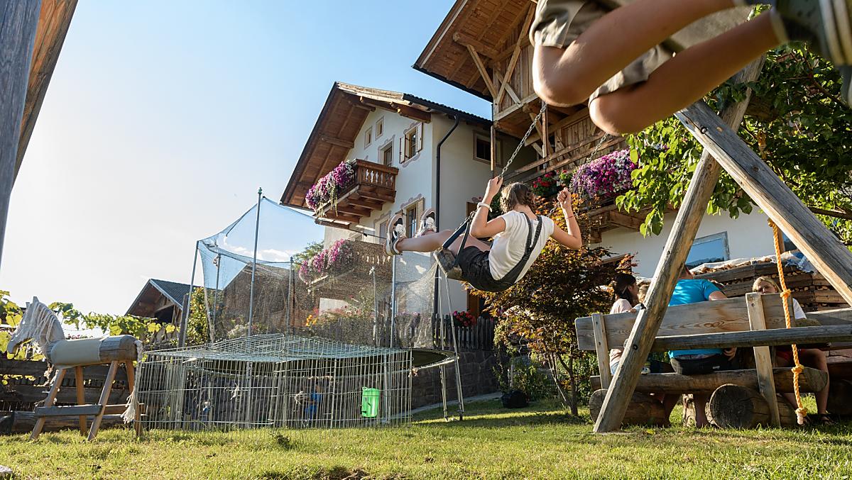 Baw się, odpoczywaj i odkrywaj dla naszych małych gości, podczas gdy dorośli siedzą razem i relaksują się w przytulnej atmosferze. 