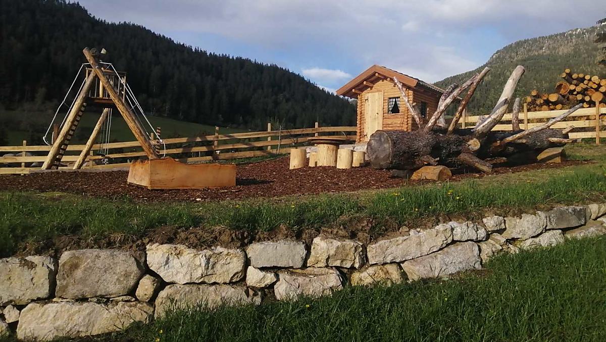 Plac zabaw wykonany z naturalnych materialów.