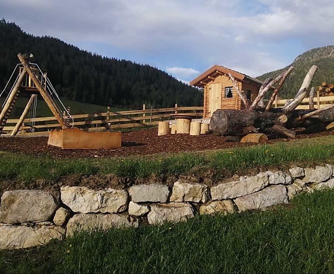 Plac zabaw wykonany z naturalnych materialów.