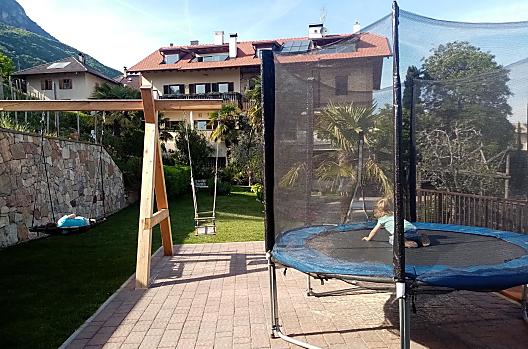 Przestronny ogród z huśtawkami, trampoliną, tenisem stołowym i piłkarzykami.