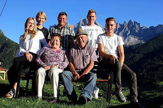 To my, rodzina Obexer: Leo i Rosmarie z dziecmi Martinem, Franziska i Thomasem, dziadek Peter i babcia Maria.