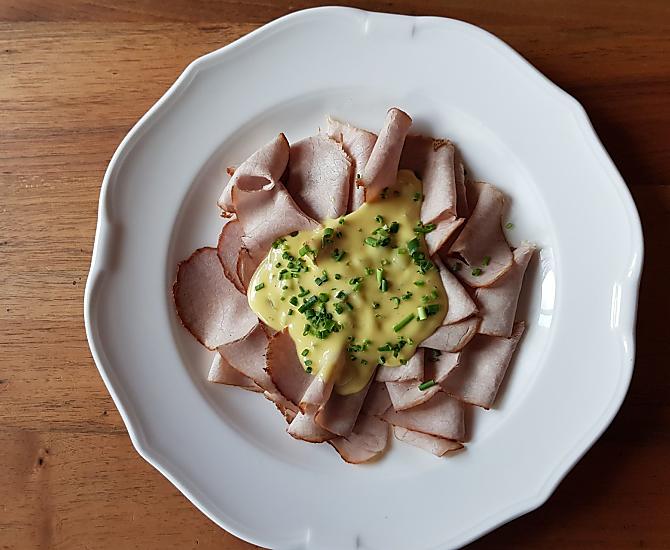 Kalter Braten vom heimischen Schwein mit Sauce nach Art des Hauses