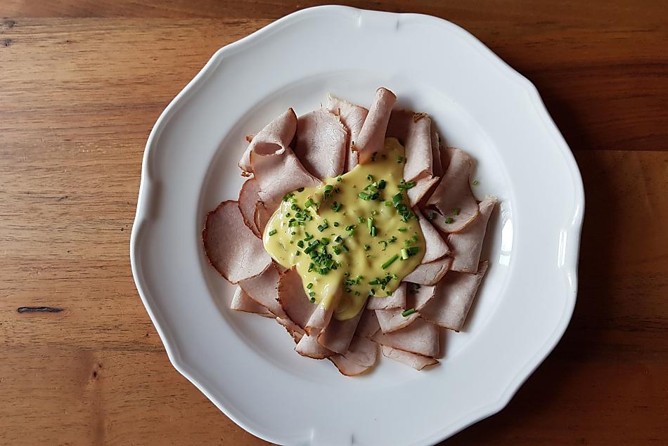 Kalter Braten vom heimischen Schwein mit Sauce nach Art des Hauses