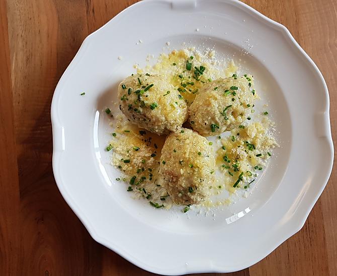 Graukäsenocken mit Sextner Bergkäse und zerlassener Butter