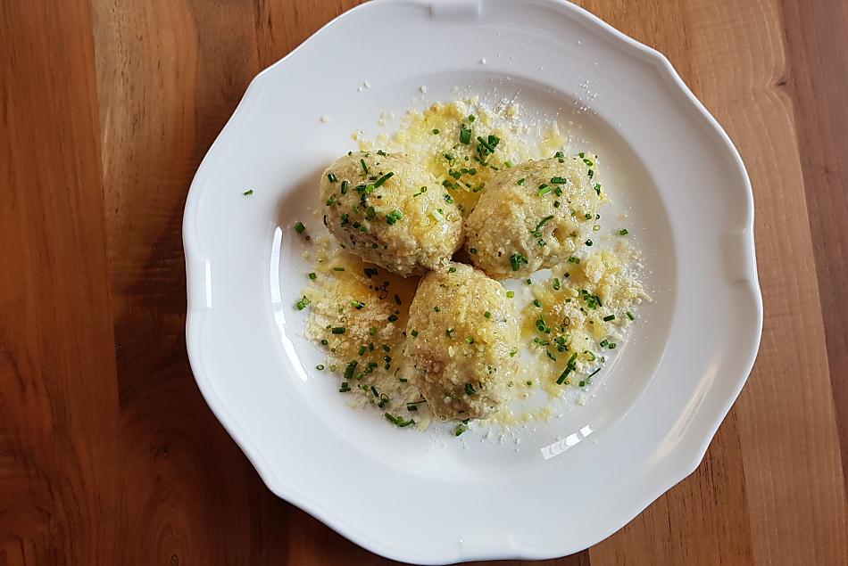 Graukäsenocken mit Sextner Bergkäse und zerlassener Butter