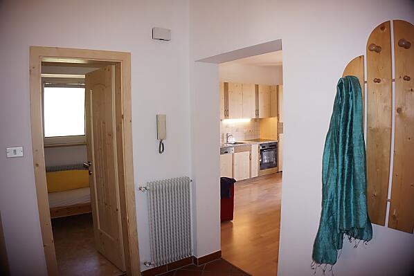 Eingang mit Blick ins kleinere Zimmer mit Stockbetten