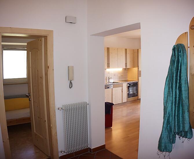 Eingang mit Blick ins kleinere Zimmer mit Stockbetten