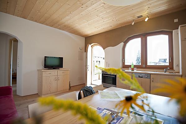 Treten Sie ein und fühlen Sie sich wohl, von Holz und Sonne umgeben.