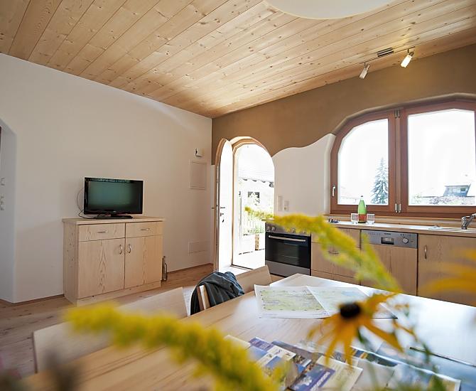 Treten Sie ein und fühlen Sie sich wohl, von Holz und Sonne umgeben.
