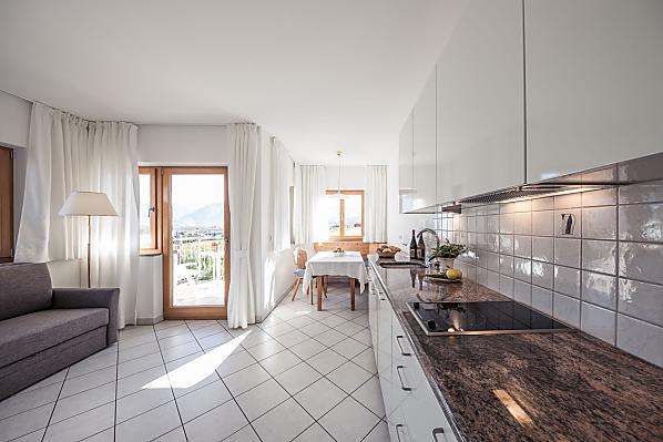Küche mit Sitzbereich und Balkon mit Blick auf die Dolomiten 