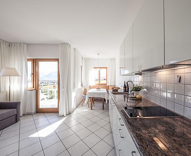Küche mit Sitzbereich und Balkon mit Blick auf die Dolomiten 