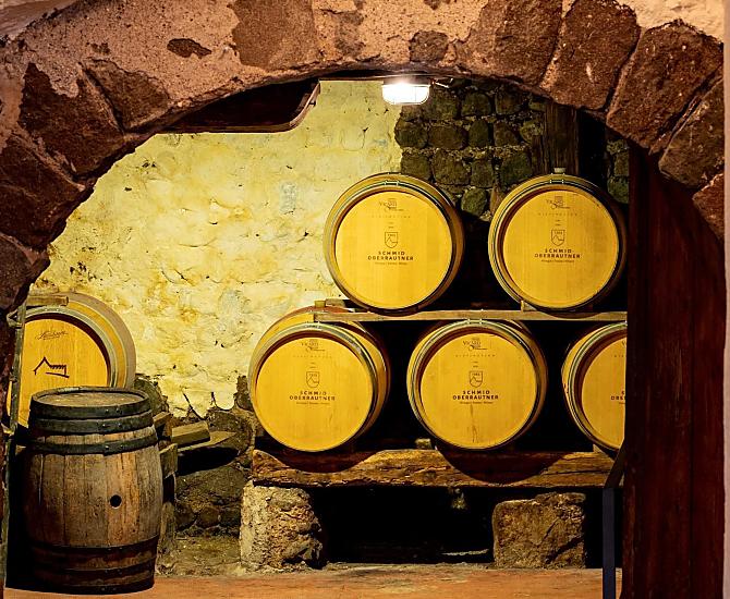 Stare i nowe: od 2021 roku mamy bezposredni dostep z nowej sali degustacyjnej do starej gotyckiej piwnicy z XV wieku.