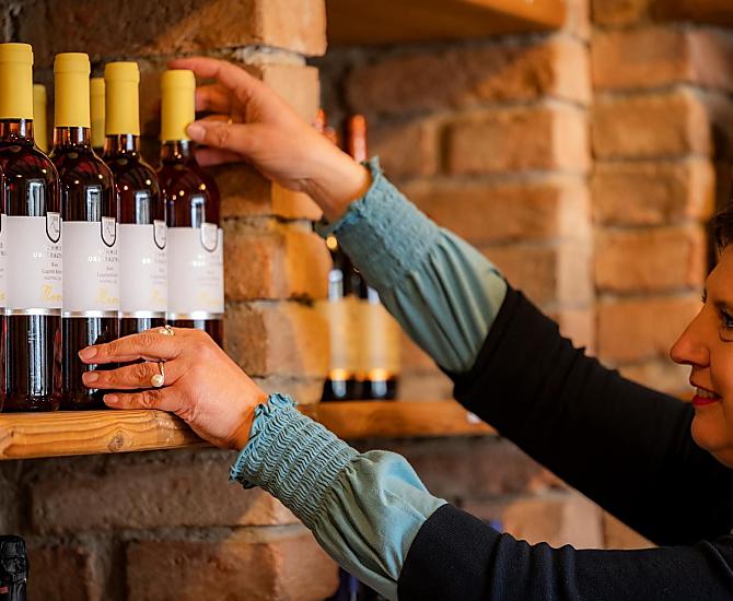 Nasz sklep sprzedaje wino i wszelkiego rodzaju pyszne włoskie specjały.