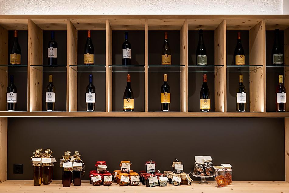 Lagrein, St. Agdalene, Pinot Noir, Pinot Blanc lub preferuj nasze pyszne domowe wino musujace. Z nami nie usiadziesz na sucho!