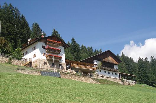 Nasze górskie gospodarstwo polozone jest posród bujnych lak z niezaklóconym widokiem na Dolomity. 