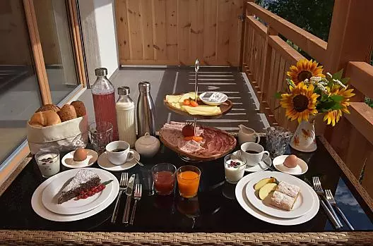 Możesz delektować się śniadaniem na tarasie/balkonie w ciszy i spokoju, podziwiając widok. 