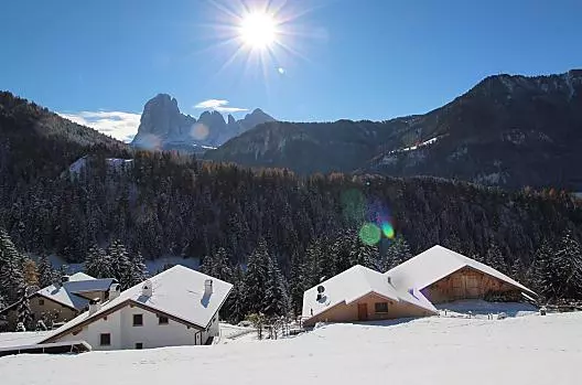 Całe nasze gospodarstwo ze stodołą, domem wakacyjnym i gospodarstwem oraz wspaniałym widokiem na Dolomity.
