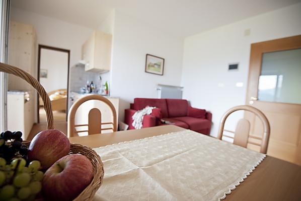 Wohnraum mit viel Platz und direktem Zugang zum Balkon