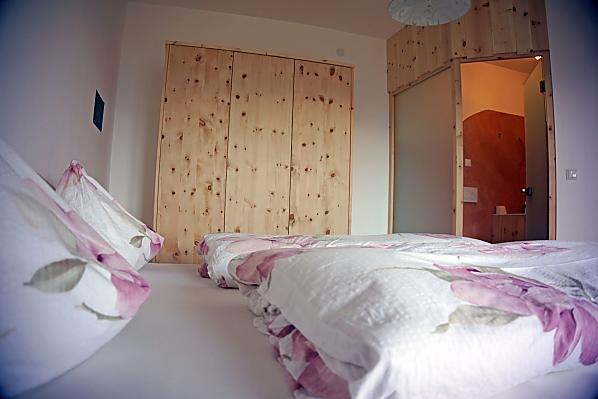 eines der beiden Schlafzimmer mit direktem Zugang zum Balkon