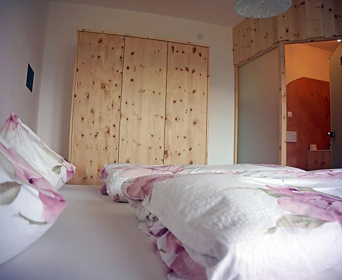 eines der beiden Schlafzimmer mit direktem Zugang zum Balkon
