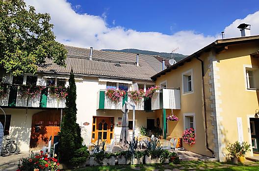 Strona poludniowa z mieszkaniami wakacyjnymi Glurns, Laas i Meran