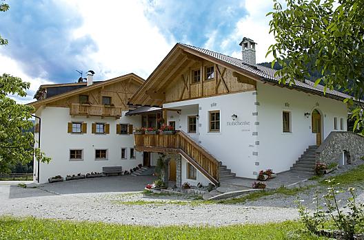 Nasze piekne gospodarstwo polozone jest na wysokosci 1100 m n.p.m., w otoczeniu lasów i lak. Stad mozna wybrac sie na liczne wedrówki i dac odpoczac samochodowi.