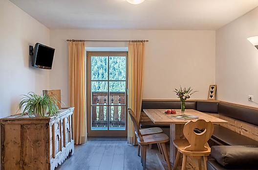 Kuchnia i salon w mieszkaniu wakacyjnym Sonnenblume
