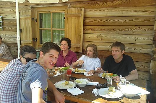 Podczas wędrówki i wspólnego lunchu w Satter Schwaige.