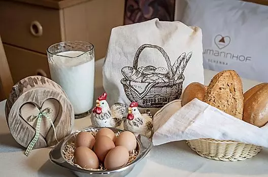 Codziennie świeże jajka od naszych kur, świeże mleko od naszych krów i świeży chleb od naszego piekarza w wiosce.