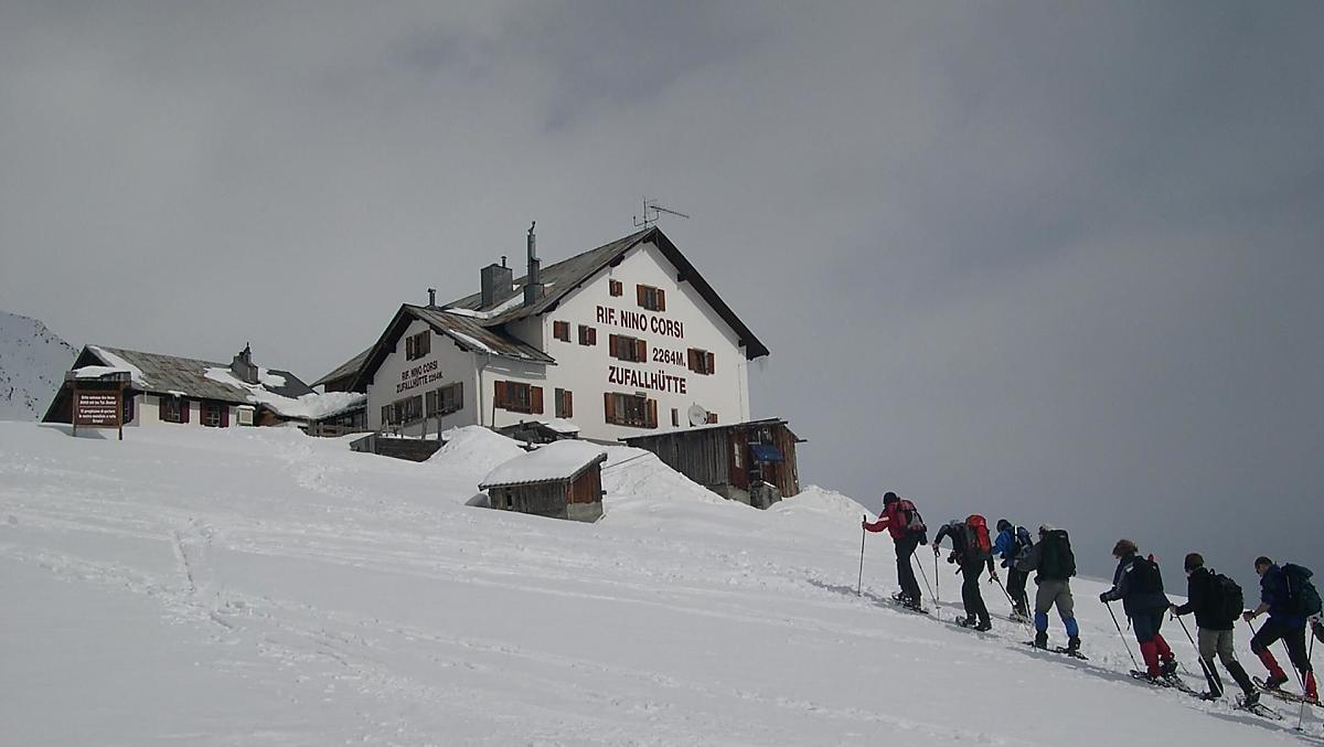 Wędrówka na rakietach śnieżnych do schroniska Zufallhütte z naszymi gośćmi domowymi