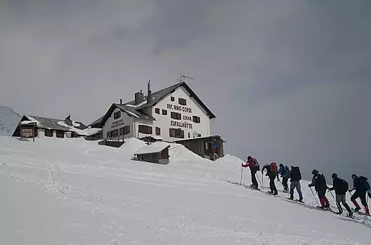 Wędrówka na rakietach śnieżnych do schroniska Zufallhütte z naszymi gośćmi domowymi
