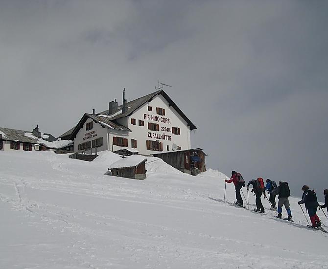 Wędrówka na rakietach śnieżnych do schroniska Zufallhütte z naszymi gośćmi domowymi
