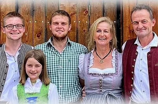 Max, Angelika, Daniel, Elias i Sarah (od prawej do lewej) czekają na Was z radością.