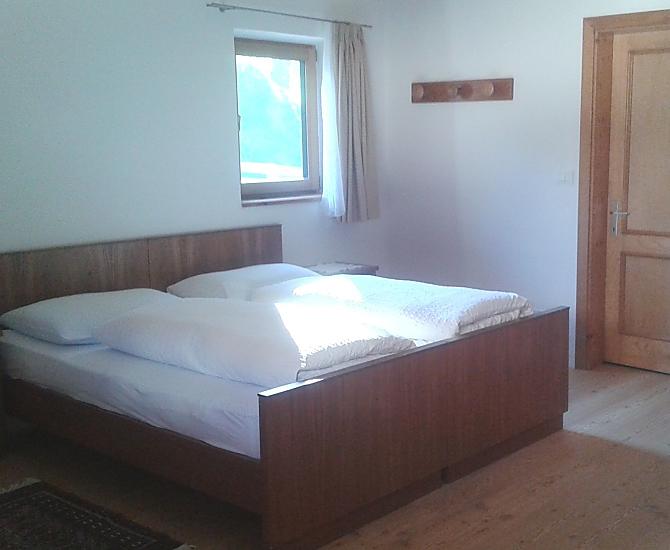Doppelzimmer eventuell auch mit bis zu zwei Zusatzbetten. Holzboden, Holzmöbel und Bodenheizung