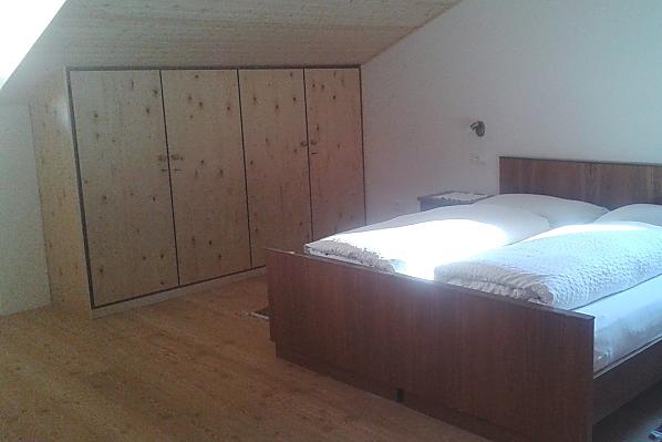 Doppelzimmer mit Holzboden und Bodenheizung.