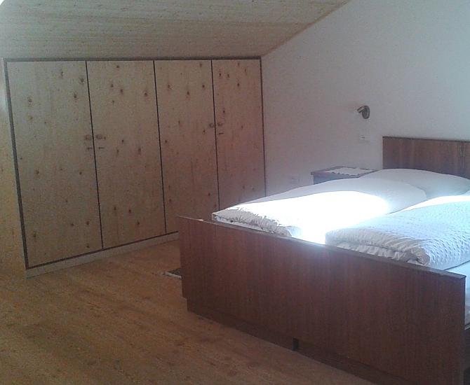 Doppelzimmer mit Holzboden und Bodenheizung.