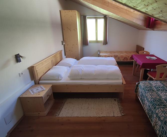 Vierbettzimmer bzw. Familienzimmer mit Dusche und WC im Zimmer