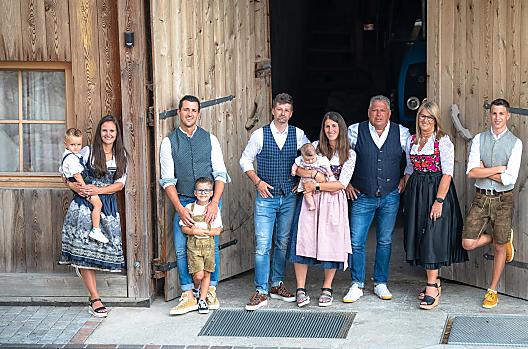 Stephy z Willim, Hannes z Tonim, Andi, Elisa z Mają, Sepp, Rosalinde i Peter