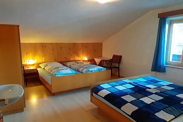 Vierbettzimmer mit Waschbecken