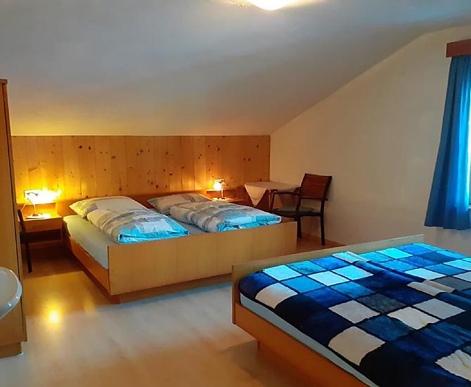 Vierbettzimmer mit Waschbecken
