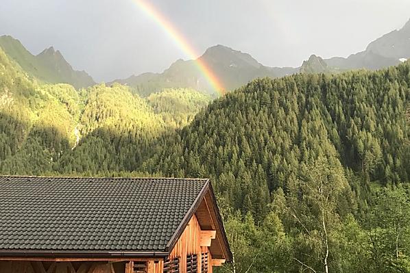 Panoramablick auf die Viedalm und die Pfitscher Berge.